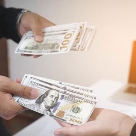 Vay tiền nóng là gì? Tìm hiểu về vay tiền nóng, cứu cánh tức thời hay rủi ro về lãi